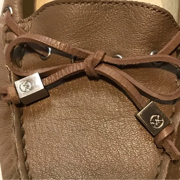 MICHAEL KORS CREAMY TAUPE LOAFERS. - Picture 6 of 8